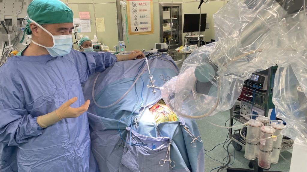 Dr. Chiu from Hualien Tzu-Chi Medical Center proceed stem-cell implantation