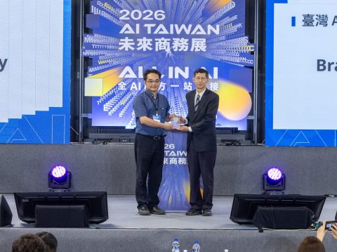 Brain Navi Biotechnology receives the 2026 Taiwan AI Award on stage at the AI Taiwan Future Commerce Expo, recognizing the company’s innovation in AI-driven medical technology and surgical robotics.