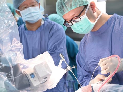 中國醫藥大學附屬醫院 郭政宏醫師利用NaoTrac進行腦部外科手術 (1)